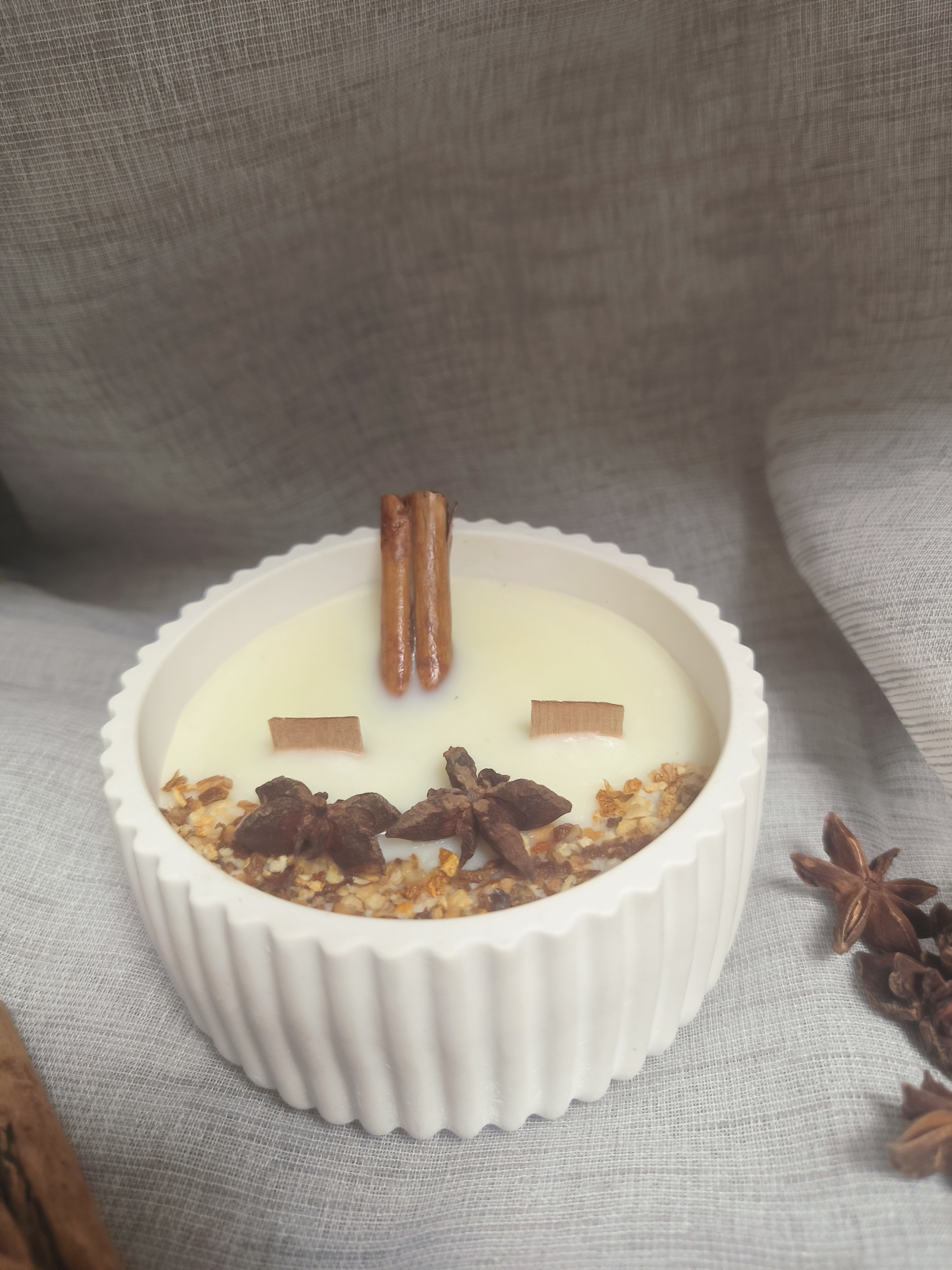 Vela canela y naranja