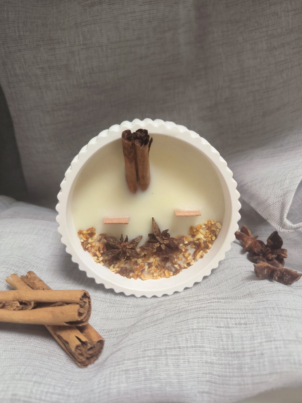 Vela canela y naranja