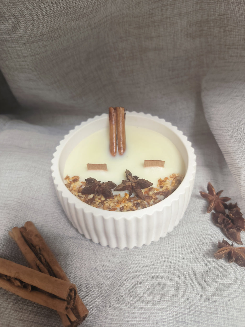 Vela canela y naranja