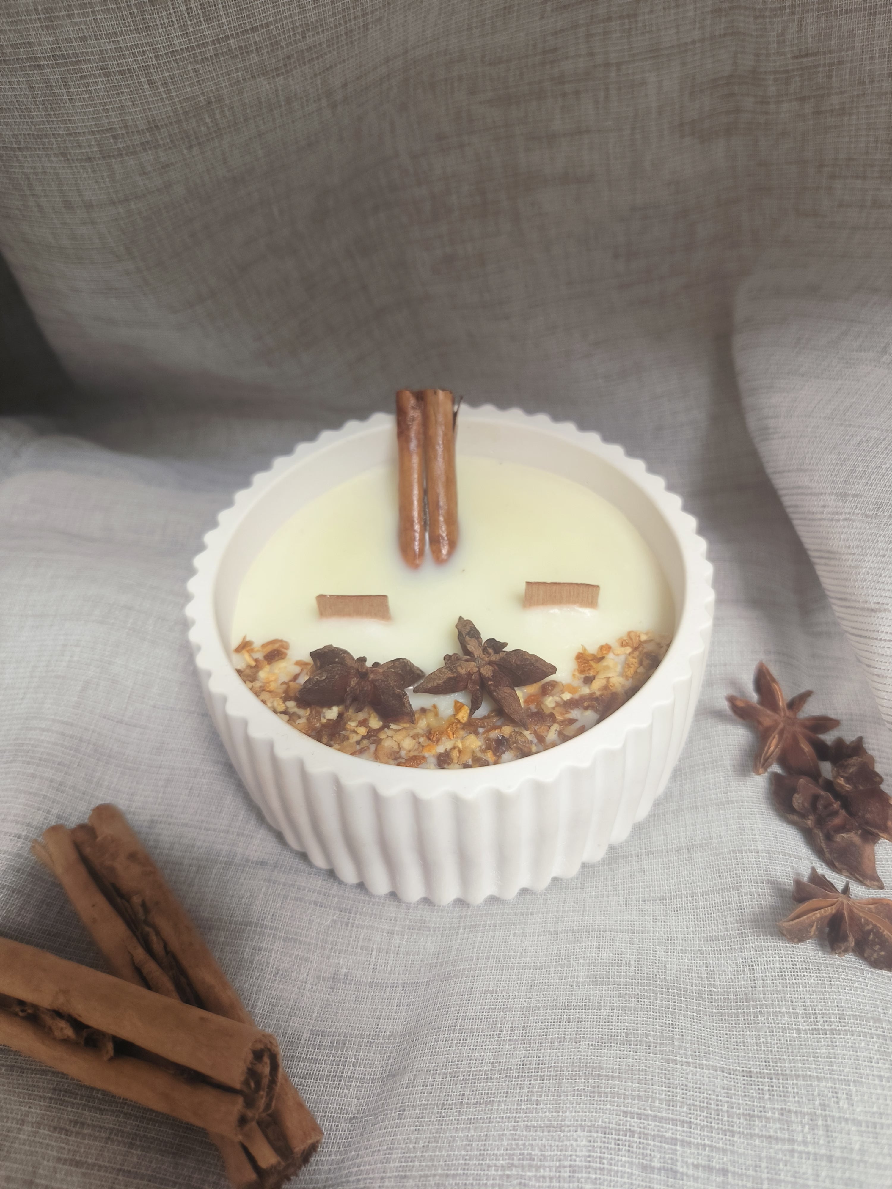 Vela canela y naranja